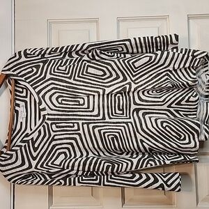 Chicos Top Size 3 or XL Geometric Olive GREEN and White V-Neck 3/4 SLEEVE